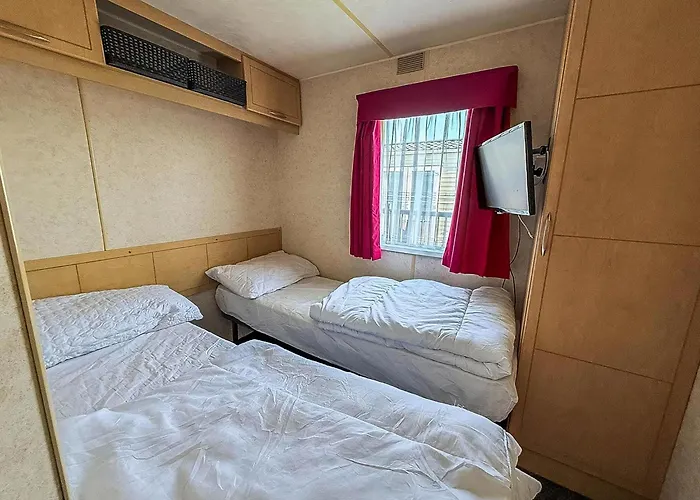 Great 6 Berth Caravan With Side Decking In Heacham Ref 21054A