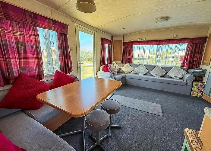 Great 6 Berth Caravan With Side Decking In Heacham Ref 21054A