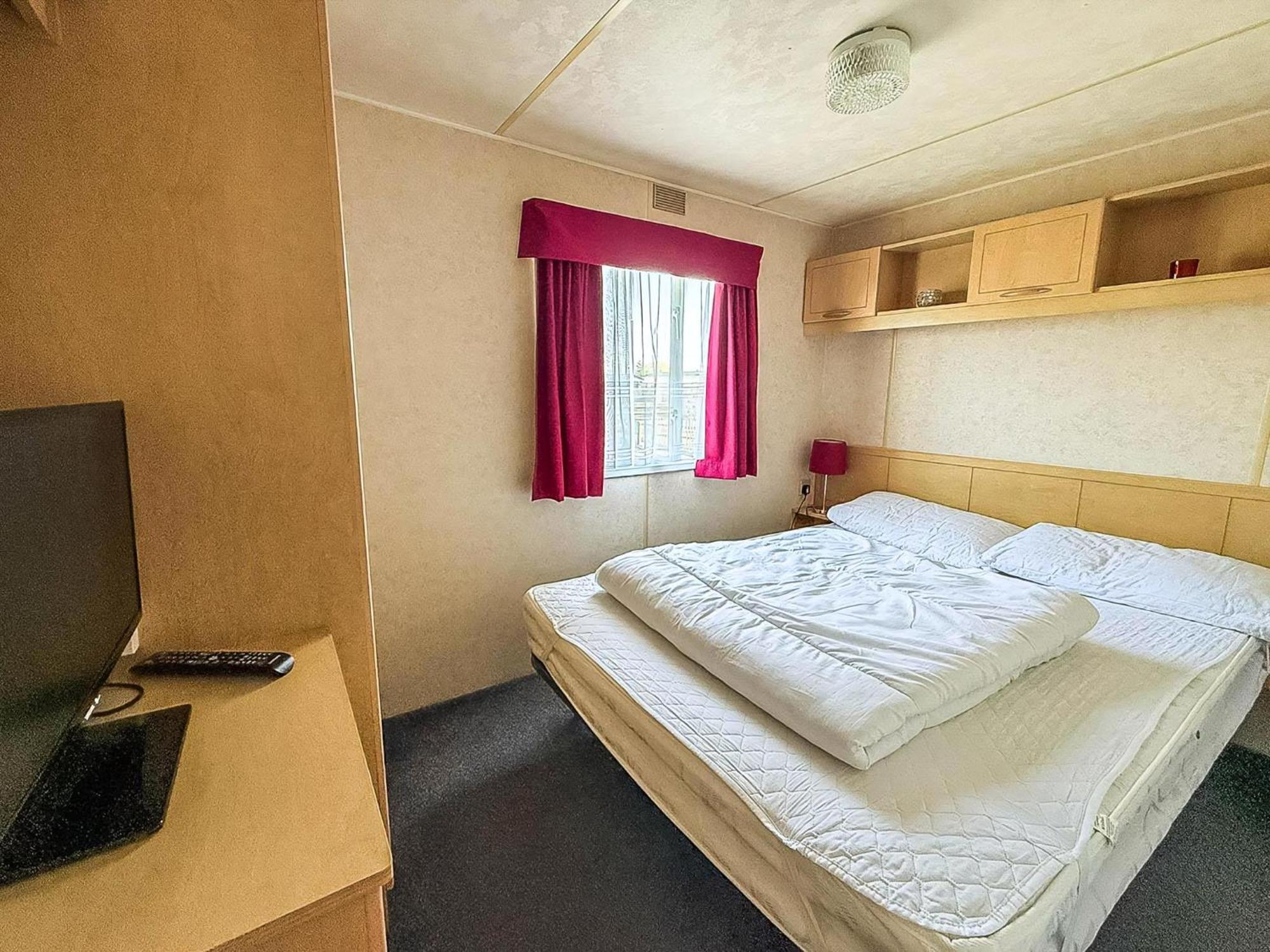 Great 6 Berth Caravan With Side Decking In Ref 21054a Campsite *